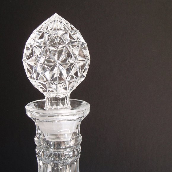 Diamond Cut Glass Style Wine Decanter Whiskey Carafe w Top Unique Stopper Heavy - Picture 2 of 14